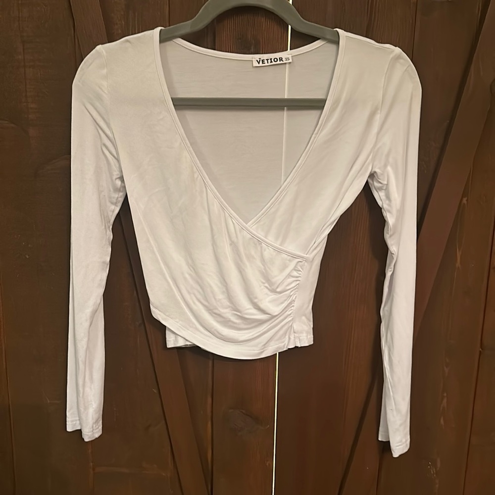 XS Vetior white long sleeved v-neck crop top